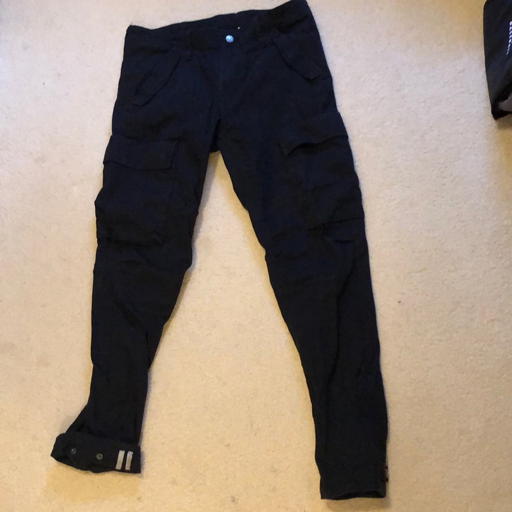 Levi’s black waterproof cargo jeans 32x30